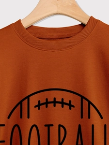 Détail du col côtelé et de l'imprimé FOOTBALL sur ce sweat-shirt de couleur orange brûlé