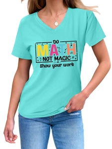 Dettaglio dello scollo a V e stampa Do Math Not Magic su maglietta blu da donna