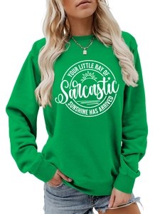 Dettaglio della felpa girocollo con stampa slogan bianco sarcastico su tessuto verde