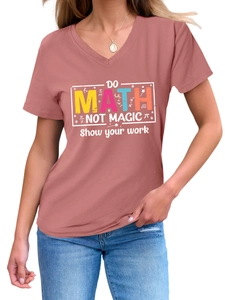 Dettaglio della maglietta con scollo a V e stampa DO MATH NOT MAGIC in cotone rosso mattone