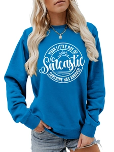 Dettaglio felpa blu girocollo con stampa bianca Your Little Ray of Sunshine e sole