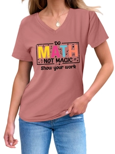 Dettaglio della t-shirt rosa con scollo a V e stampa colorata DO MATH NOT MAGIC