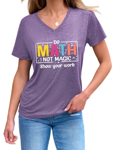 Dettaglio maglietta viola con scollo a V e stampa 'Do Math Not Magic' con formule matematiche