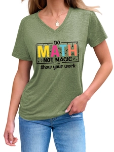 Dettaglio dello slogan Do Math Not Magic e simboli matematici su t-shirt verde scollo a V