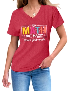 Dettaglio della maglietta rossa con scollo a V e stampa 'DO MATH NOT MAGIC' con formule