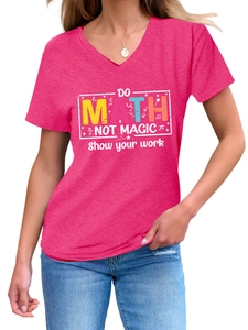 Dettaglio della maglietta con scollo a V e stampa artistica Do Math Not Magic in cotone vivace