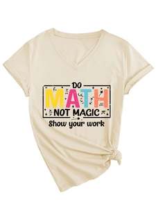 Dettaglio maglietta scollo a V con stampa DO MATH NOT MAGIC e formule matematiche