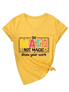 Dettaglio di una maglietta gialla con scollo a V in cotone e stampa Do Math Not Magic