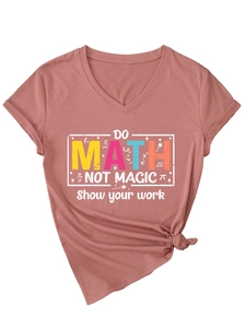 Dettaglio della maglietta con scollo a V, stampa Do Math Not Magic e nodo laterale sul fondo