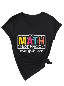 Dettaglio della maglietta con scollo a V, stampa Do Math Not Magic e nodo laterale