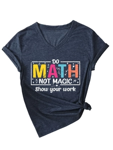 Dettaglio della stampa Do Math Not Magic su una t-shirt blu scuro con scollo a V e simboli