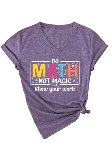 Dettaglio della t-shirt viola con scollo a V, scritta Do Math Not Magic e nodo sul fondo