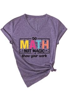 Dettaglio maglietta viola scollo a V con grafica 'Do Math Not Magic' e nodo sull'orlo