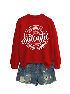 Dettaglio felpa girocollo rossa con stampa e pantaloncini in denim strappati