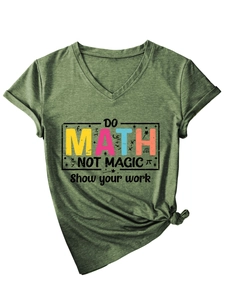 T-shirt verde scuro con scollo a V, stampa di formule matematiche e nodo laterale orlo