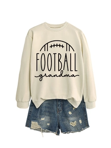 Détail de l'imprimé FOOTBALL grandma sur sweat beige et short en jean déchiré