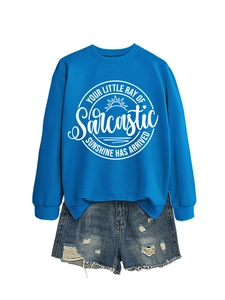 Flat lay di felpa blu brillante e pantaloncini di jeans strappati in un set coordinato