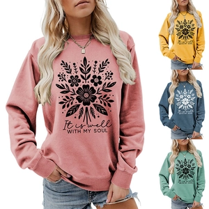 Detalle de sudaderas de manga larga multicolores con estampado floral y texto inspirador