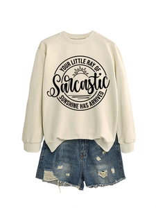 Piatto di felpa color crema con grafica sole e pantaloncini in denim usurati
