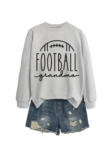 Détail d'un sweat gris clair à col rond avec imprimé noir Football Grandma et graphismes