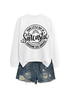 Dettaglio della felpa bianca in cotone con slogan e pantaloncini in denim blu strappati