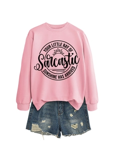 Dettaglio di una felpa rosa con stampa solare e pantaloncini di jeans strappati