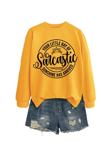 Piatto di felpa gialla con scritta sarcastica e pantaloncini di jeans strappati