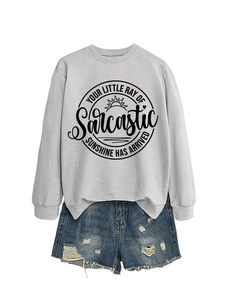 Posa piatta di felpa grigia con scritta sunshine e shorts in denim strappati