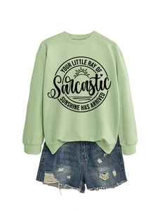 Dettagli della felpa verde chiaro con stampa sunshine e shorts in denim strappati