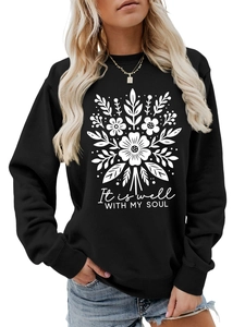 Detalle del gráfico floral y texto It is well WITH MY SOUL en la sudadera negra
