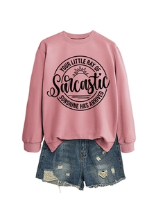 Dettaglio felpa rosa girocollo con stampa sole e pantaloncini in denim strappati