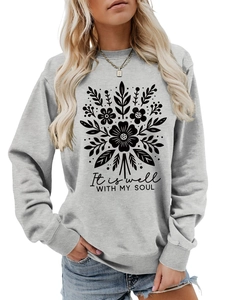 Detalle del estampado floral y la frase inspiradora en sudadera gris para mujer