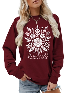 Detalle de sudadera granate con estampado floral y texto It is well with my soul casual