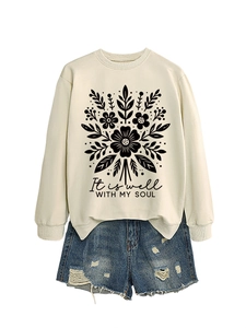 Detalle del estampado floral y la inscripción en la sudadera beige para mujer
