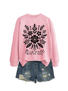 Detalle de sudadera de algodón rosa con estampado floral negro y texto It is well with my soul