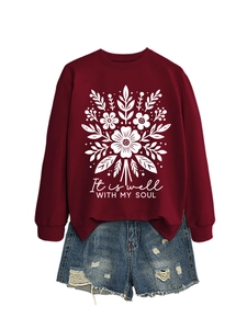 Sudadera granate con estampado floral y soul combinada con shorts vaqueros azules