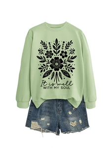 Sudadera verde claro con estampado floral y pantalones cortos sobre fondo blanco