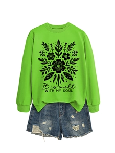 Detalle de estampado floral y texto It Is Well With My Soul en sudadera verde neón