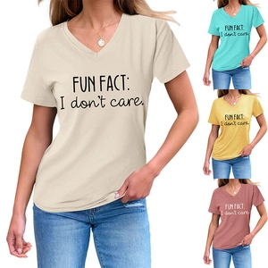 Dettaglio della maglietta da donna con scollo a V nei colori beige, ciano, giallo e rosa