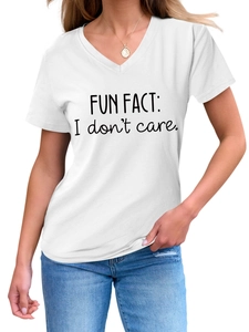 Dettaglio della maglietta bianca con scollo a V e stampa artistica 'FUN FACT: I don't care'