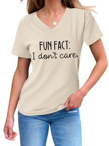 Dettaglio della stampa FUN FACT I DON'T CARE su t-shirt casual beige con scollo a V