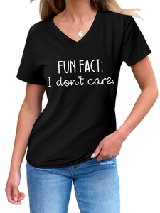 Dettaglio della stampa Fun Fact I Don't Care su t-shirt casual nera da donna con scollo a V