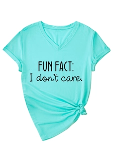 Dettaglio della t-shirt verde menta con scollo a V, scritta e nodo decorativo sull'orlo