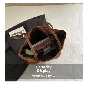 Vue de dessus du grand sac cabas marron montrant un large espace de rangement pour les affaires