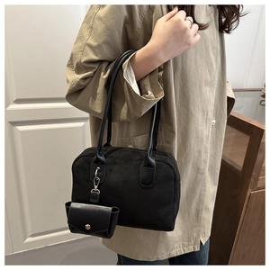 Détail du grand sac cabas en suédine noire mate avec sa pochette miniature assortie et anses