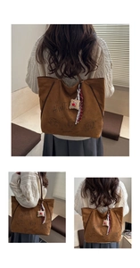 Sac cabas en daim marron avec imprimés graffiti et un charmant pendentif chien