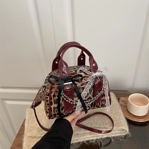 Borsa a Mano Gotica Leopardata Y2K Punk Borsa a Tracolla Donna in Pelle PU Con Catena di Metallo Pizzo Fiocco Croce Boston Bag