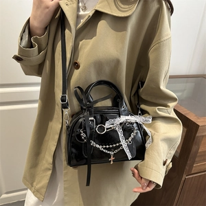 Borsa tote gotica nera lucida con fiocchi di seta, pizzo e ciondolo a forma di croce