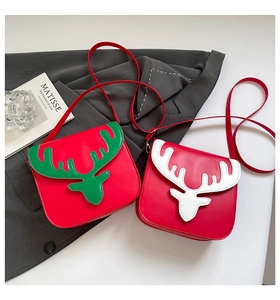 Détail de sacs bandoulière de Noël rouges avec bois de renne 3D verts et blancs