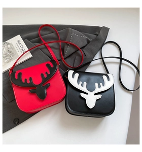 Détails des sacs bandoulière rouge et noir avec un design minimaliste de cornes de renne